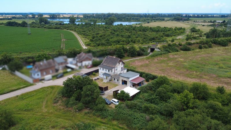 Idyllisches Zweifamilienhaus mit einer Halle, Privatsphäre und Weitblick